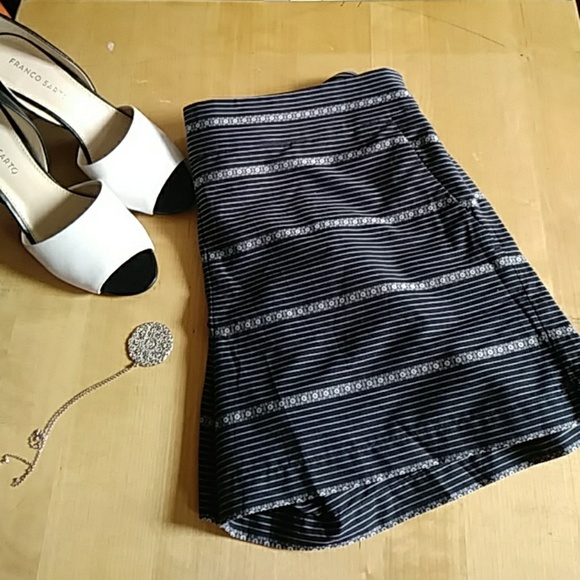 LOFT Pants - Loft 100% cotton 4 inch shorts